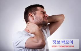 목 근육 통증 호소 남성
